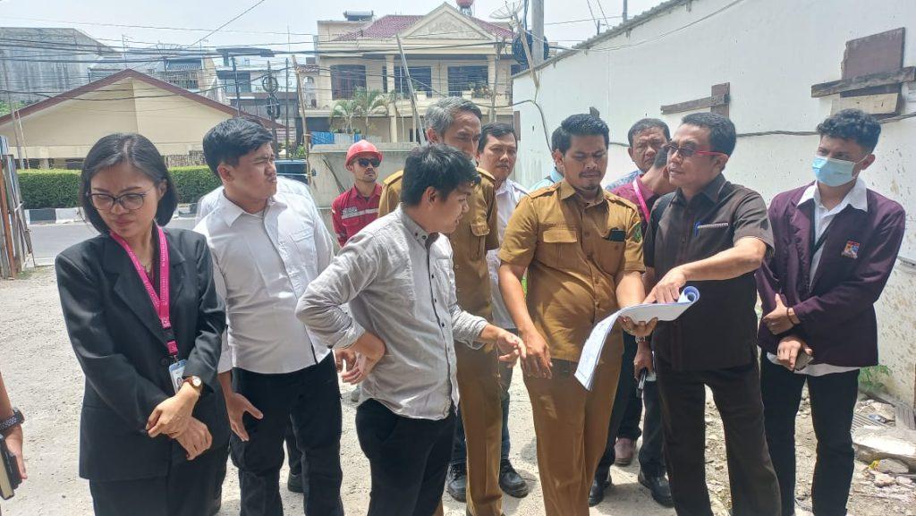 Ketua Komisi IV DPRD Medan, Paul Mei Anton (dua dari kanan) saat melakukan kunjungan lapangan ke lokasi pembangunan RSIA Stella Maris, baru-baru ini.