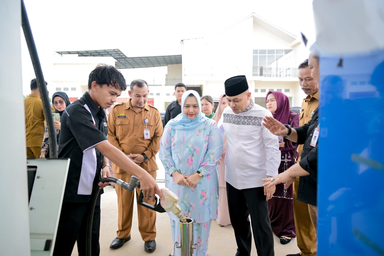 Bupati Bengkalis Kasmarni bersama Wakil Bupati Bagus Santoso melakukan inspeksi mendadak (sidak) di salah satu SPBU di Jalan Jenderal Sudirman Lintas Timur, Kecamatan Bathin Solapan, Selasa (18/3).