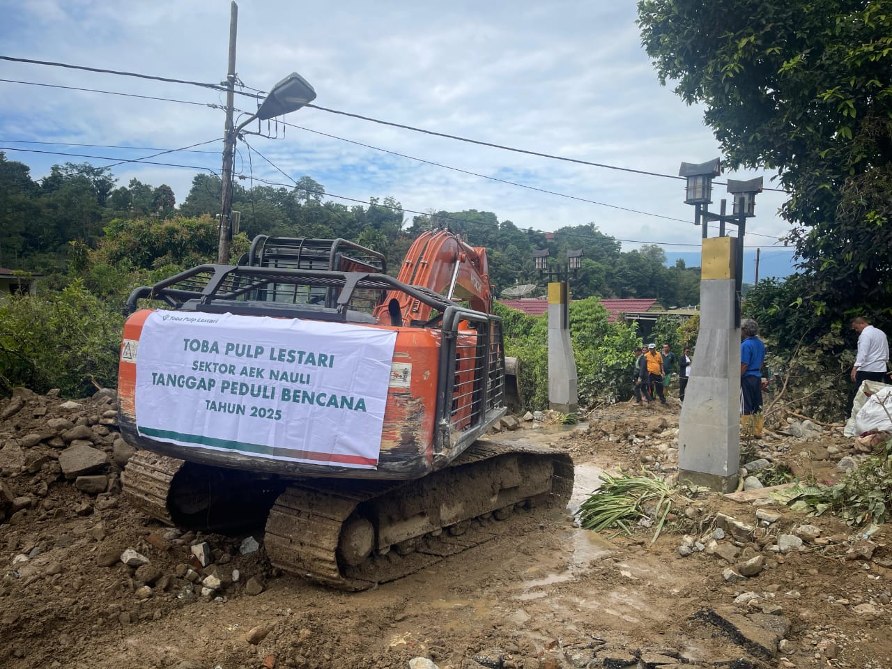 Tim TPL dari Sektor Aek Nauli turun langsung ke lokasi bencana banjir di Parapat dengan menurunkan excavator dan satu unit grader untuk membersihkan material.