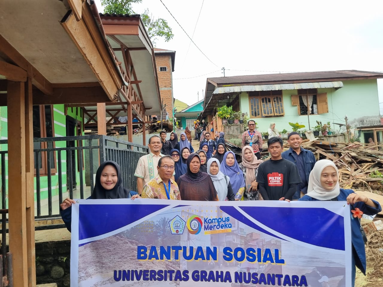 UGN Padangsidimpuan Peduli Banjir, salurkan Bansos kepada warga termasuk 2 dosen dan 19 mahasiswanya terdampak banjir, Jumat (21/3/2025).