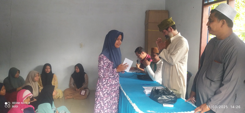 Pengurus kotak infaq pasar Gelugur Rantauprapat saat memberikan santunan kepada anak yatim di kantor Kelurahan Padang Matinggi.