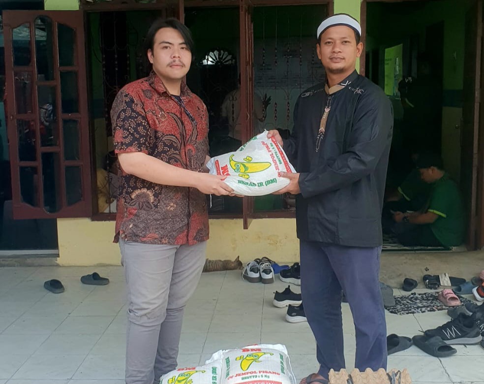 Ketua Insan Pengabdi Negeri membagikan bantuan sembako di Panti Asuhan Baitul Ummah, Medan Marelan, Kota Medan, Senin (24/3/2025). (Ist)
