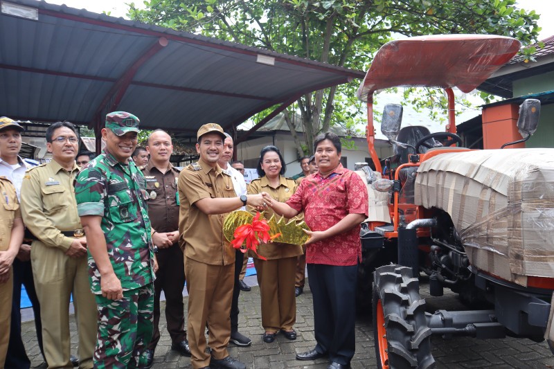 Walikota Tebingtinggi H. Iman Irdian Saragih saat menyerahkan bantuan alsintan kepada kelompok tani.