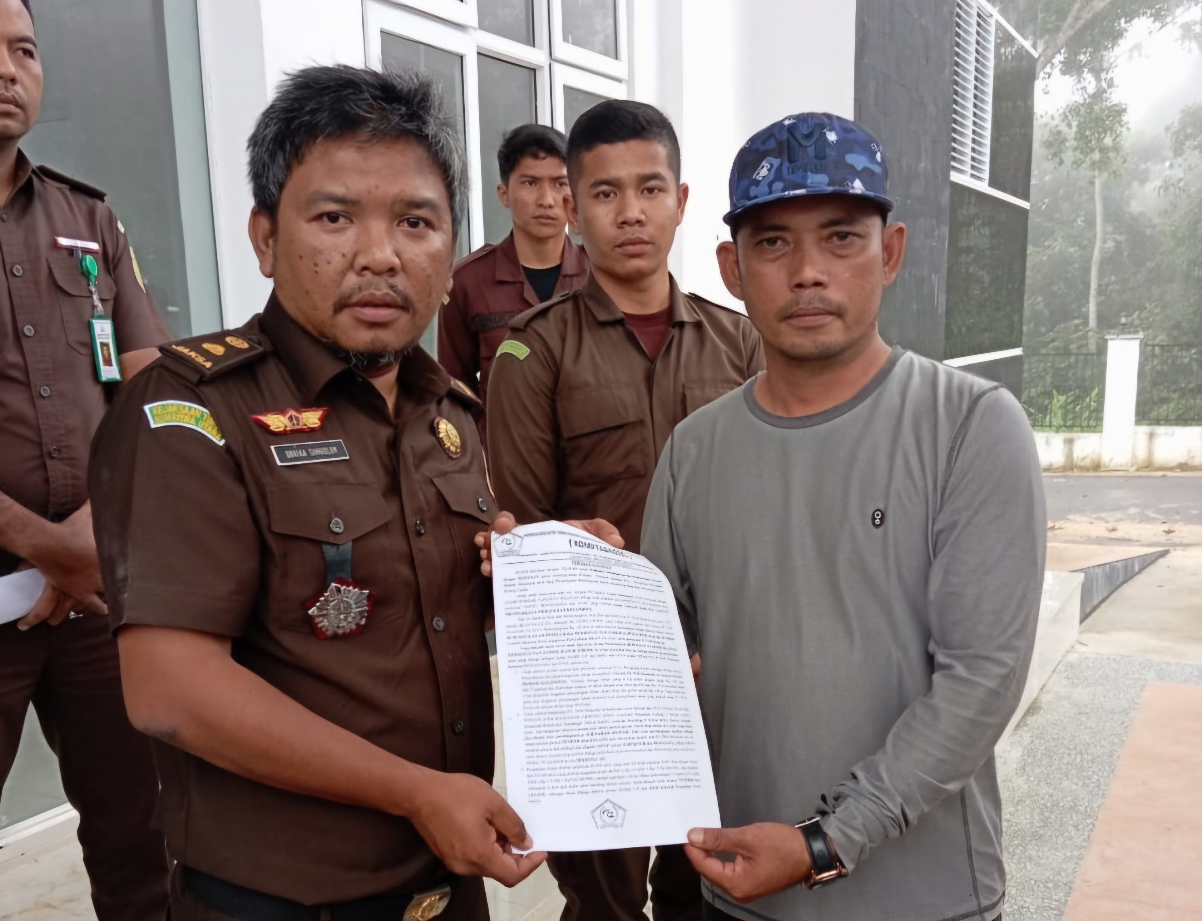 Adi Nasution menyerahkan laporan dugaan korupsi PT TSM ke Kejari Tapsel, Kamis (20/3/2025).