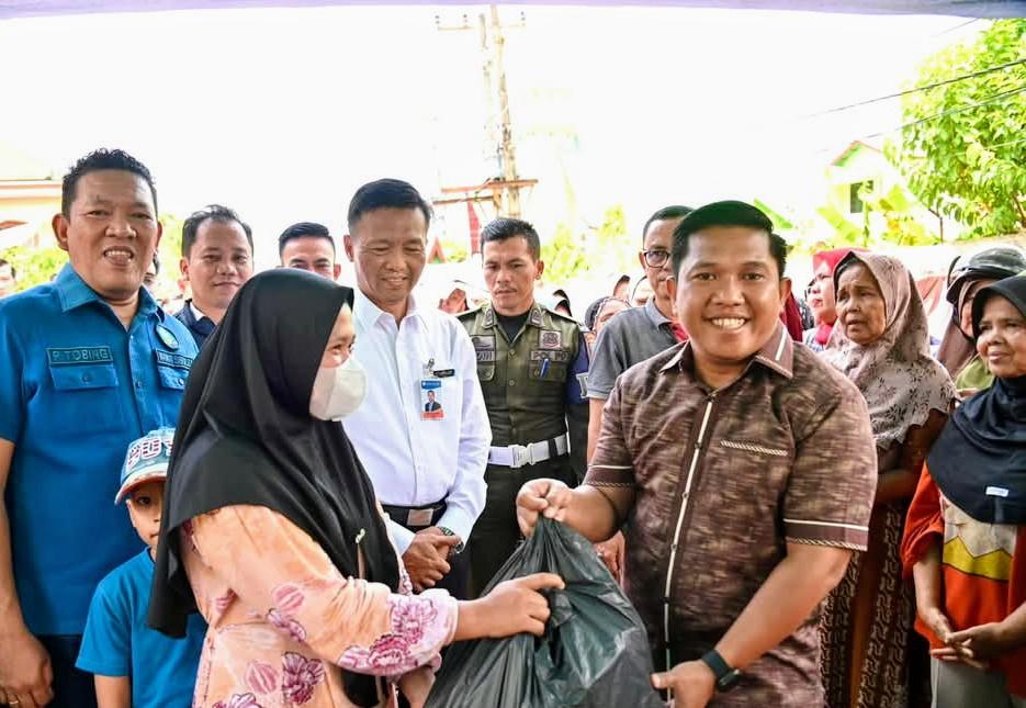 Wali Kota Sibolga Akhmad Syukri Nazry Penarik didampingi Wakil Wali Kota dan Kepala Perwakilan Bank Indonesia Sibolga menyerahkan secara simbolis paket sembako murah kepada warga.