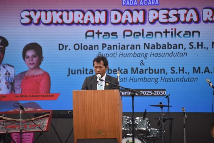 Ketua DPRD Humbahas, Parulian Simamora memberikan sambutan acara syukuran dan pesta rakyat atas pelantikan Oloan Paniaran Nababan dan Junita Rebeka Marbun, Sabtu (22/3).