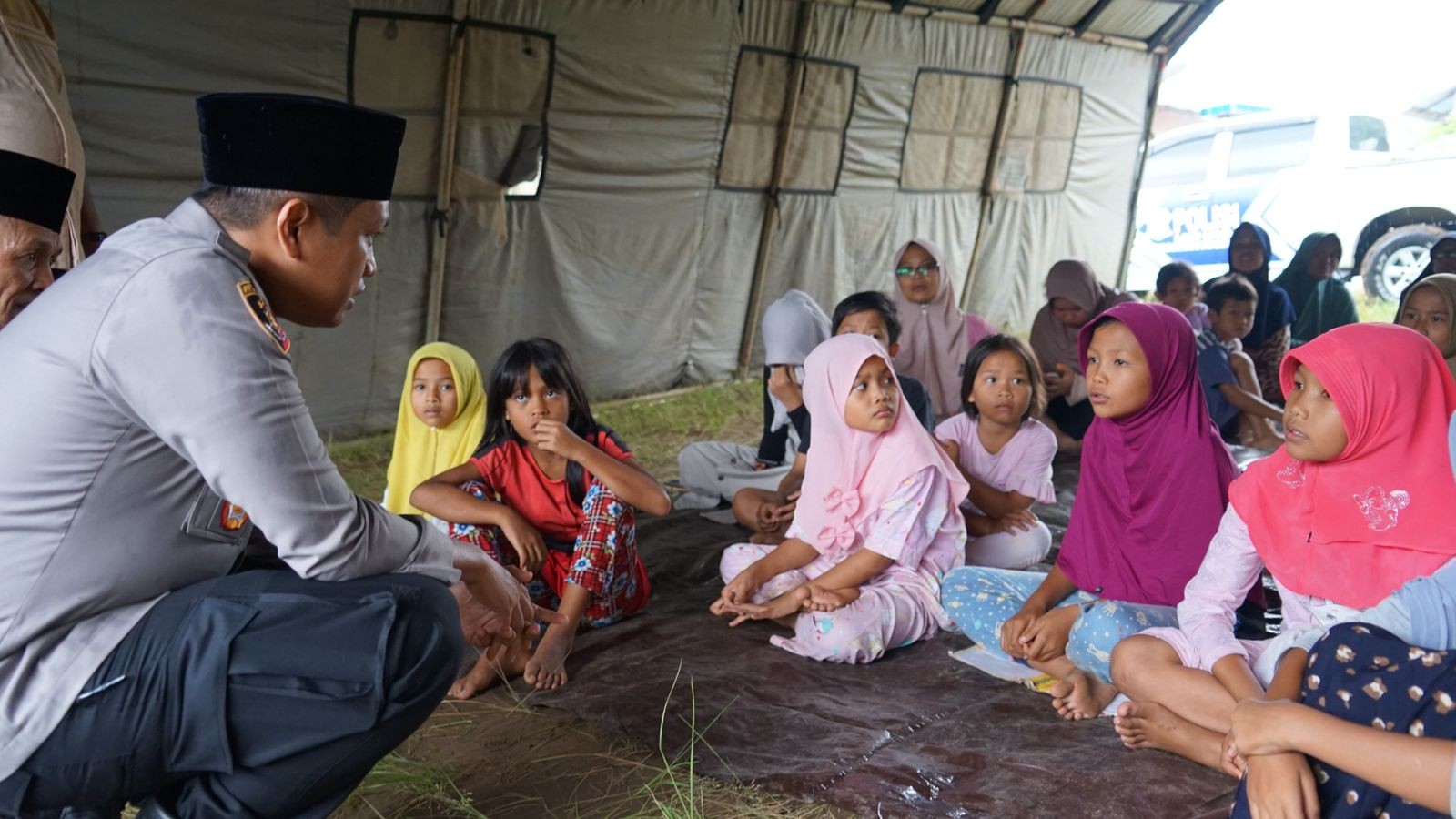 Kapolres Padangsidimpuan, Dr. Wira Prayatna, bersama jajaran menyerahkan bantuan seragam sekolah dan alat tulis kepada siswa korban banjir di Kelurahan Ujung Padang.