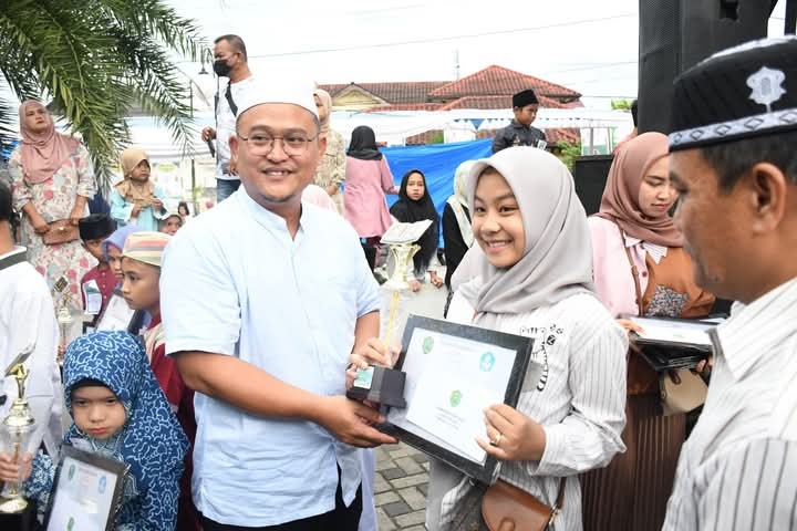 Wali Kota H. Letnan Dalimunthe menyerahkan hadiah kepada pemenang perlombaan Ramadan Fair 2025 Kota Padangsidimpuan.