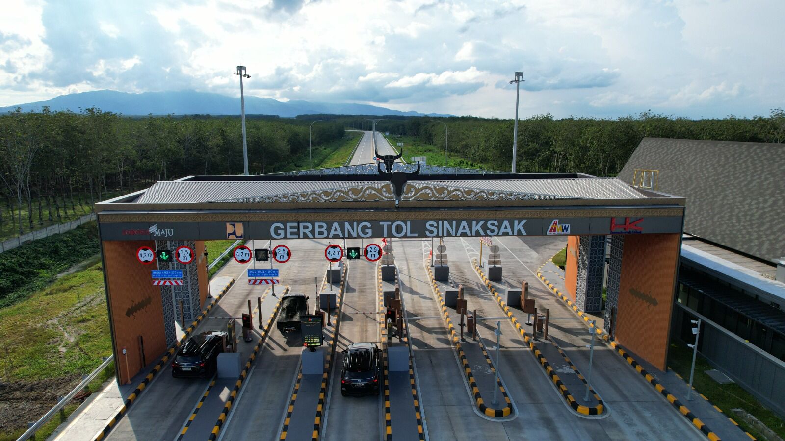 Gerbang tol Sinaksak.