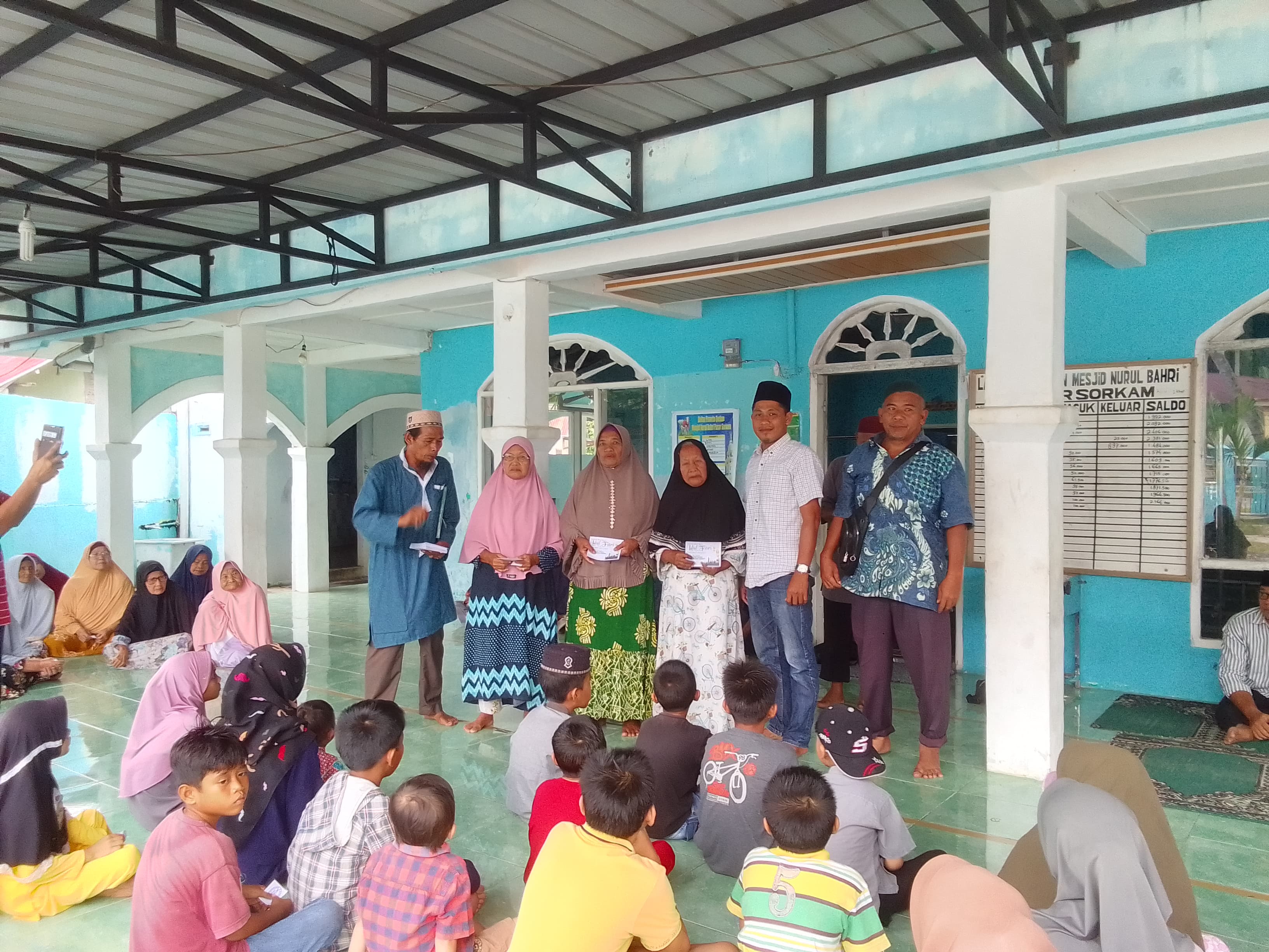Penyalurkan zakat harta Syarfi Hutauruk dan keluarga kepada muathiq di Kecamatan Sorkam.