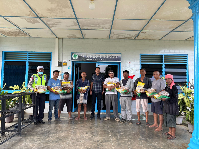 Pihak PT Siringo-ringo saat menyalurkan bantuan kepada warga sekitar.