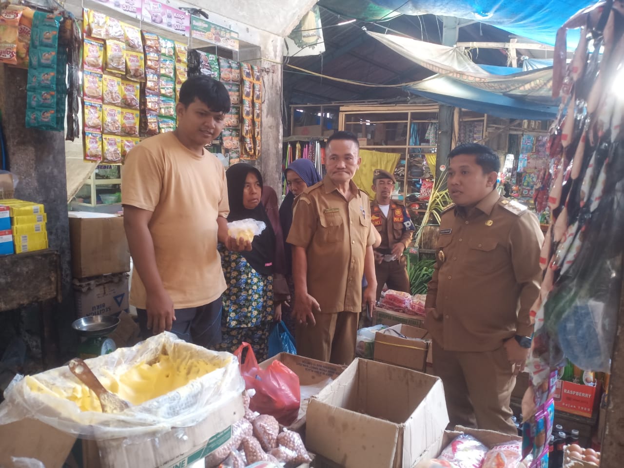 Wali Kota Sibolga Akhmad Syukri Nazry Penarik sidak harga dan ketersediaan bahan pokok di Pasar Inpres.