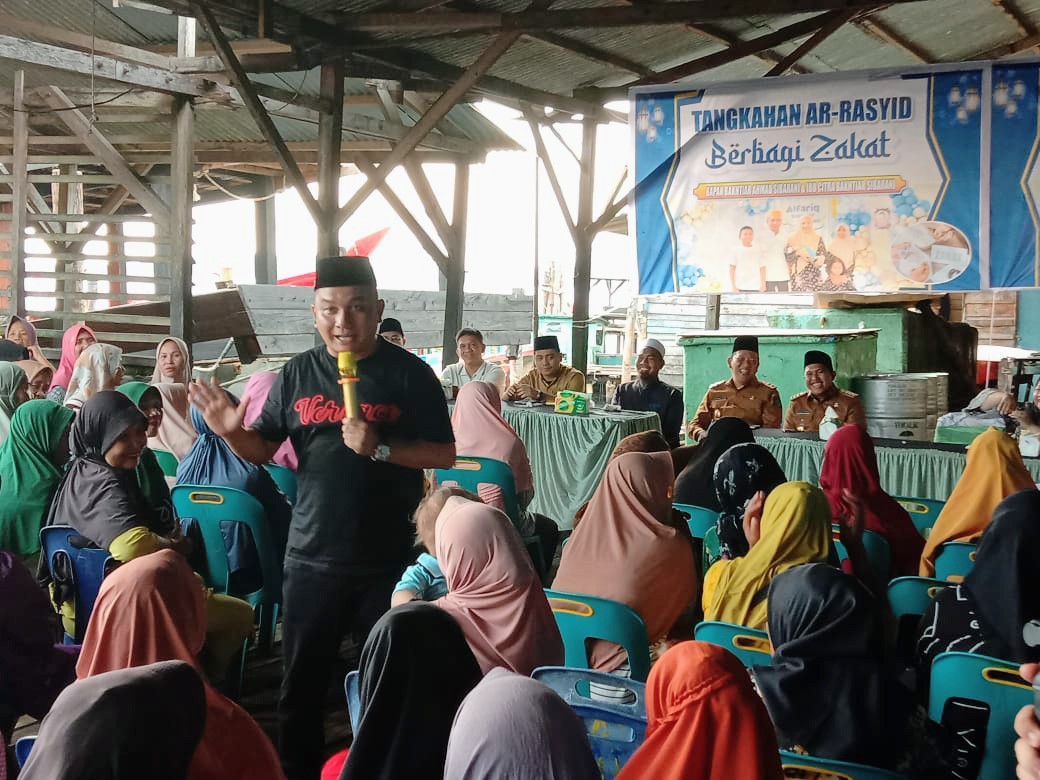 Mantan Bupati Tapteng Bakhtiar Ahmad Sibarani bersama keluarga membagikan zakat dan sedekahnya kepada 1.000 warga Sibolga.
