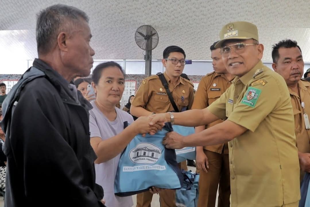 Penyerahan bantuan kepada korban banjir Parapat.