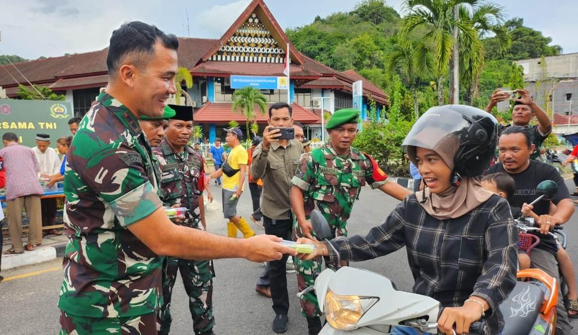 Dandim 0211/TT Letkol Inf. Fernando Batubara saat membagikan takjil kepada masyarakat pengguna jalan di kawasan Bundaran PLN Sibolga, Senin (24/3).