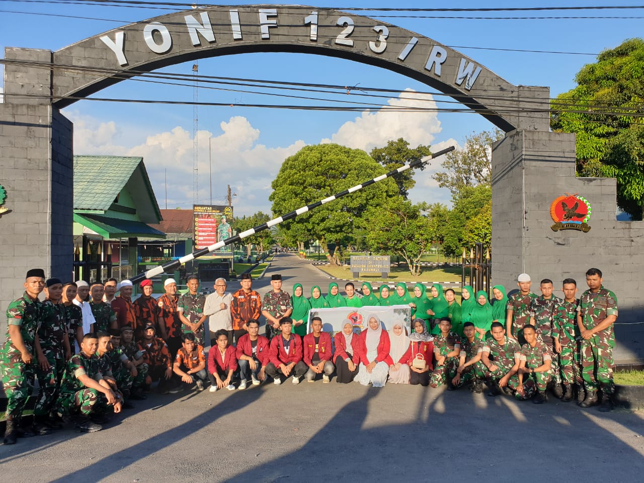 Tentara dan Mahasiswa berbagi di depan Mako Yonif 123/RW, Kota Padangsidimpuan, Selasa (25/3/2025). (Samman/MetroDaily)