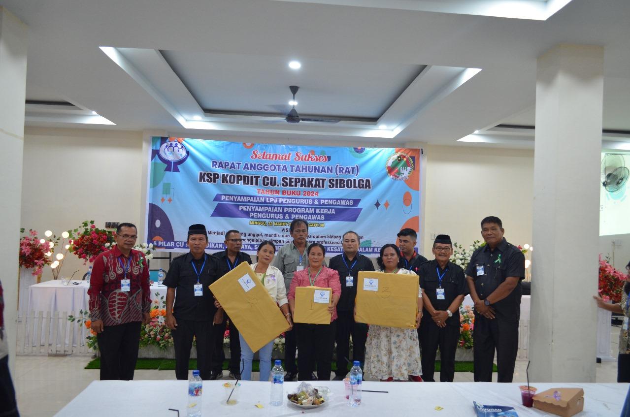 Ketua Pengurus KSP CU Sepakat Sibolga, Baya Sitanggang dan pengurus lainnya saat memberikan penghargaan kepada perwakilan anggota peminjam terbaik.
