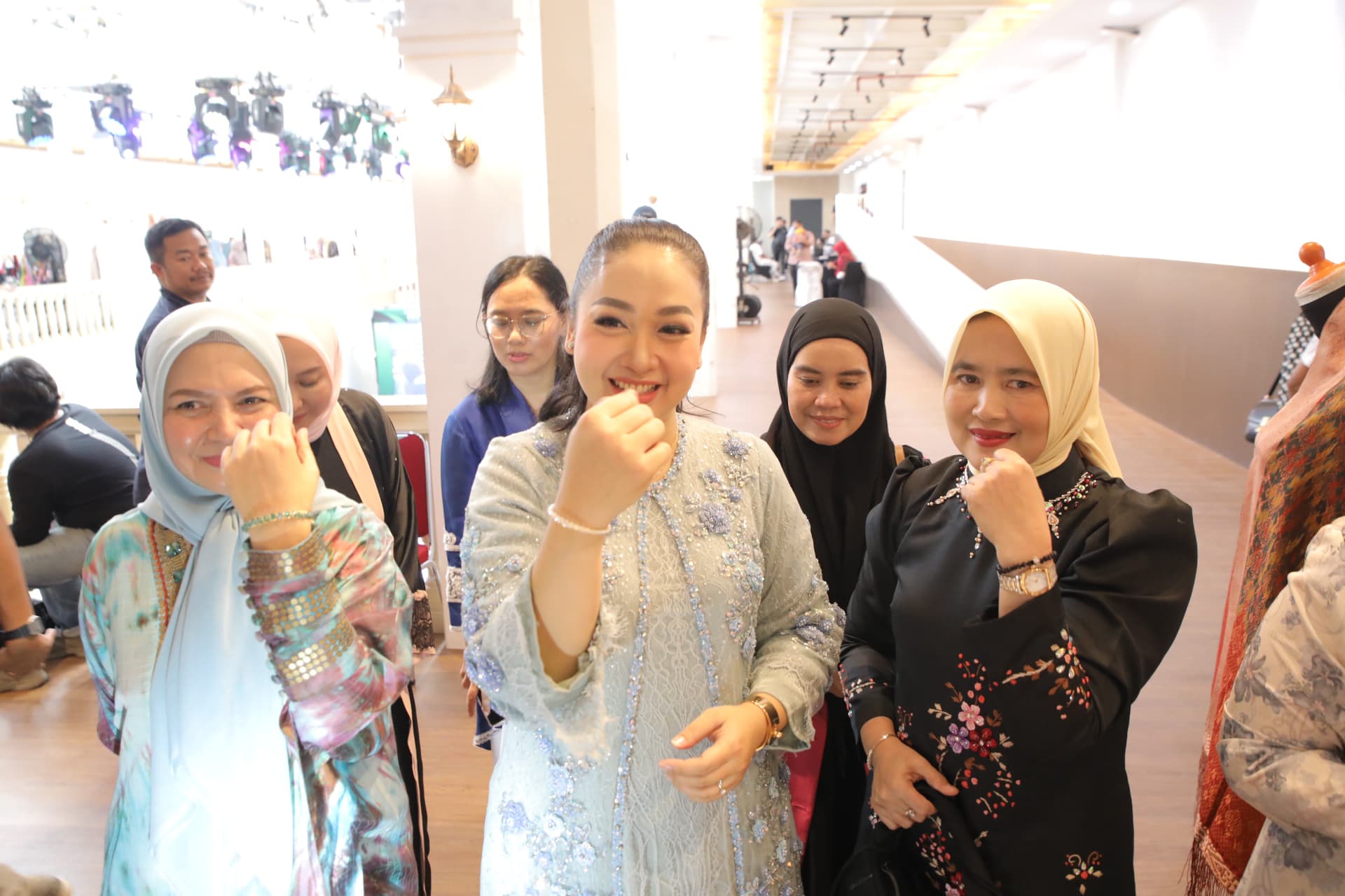 Ketua TP-PKK Kabupaten Asahan, Ny. Yusnila Indriati Taufik, menghadiri penutupan Medan Raya Fashion Week (MRFW) di Gedung Warenhuis Medan, Minggu (23/03/2025).