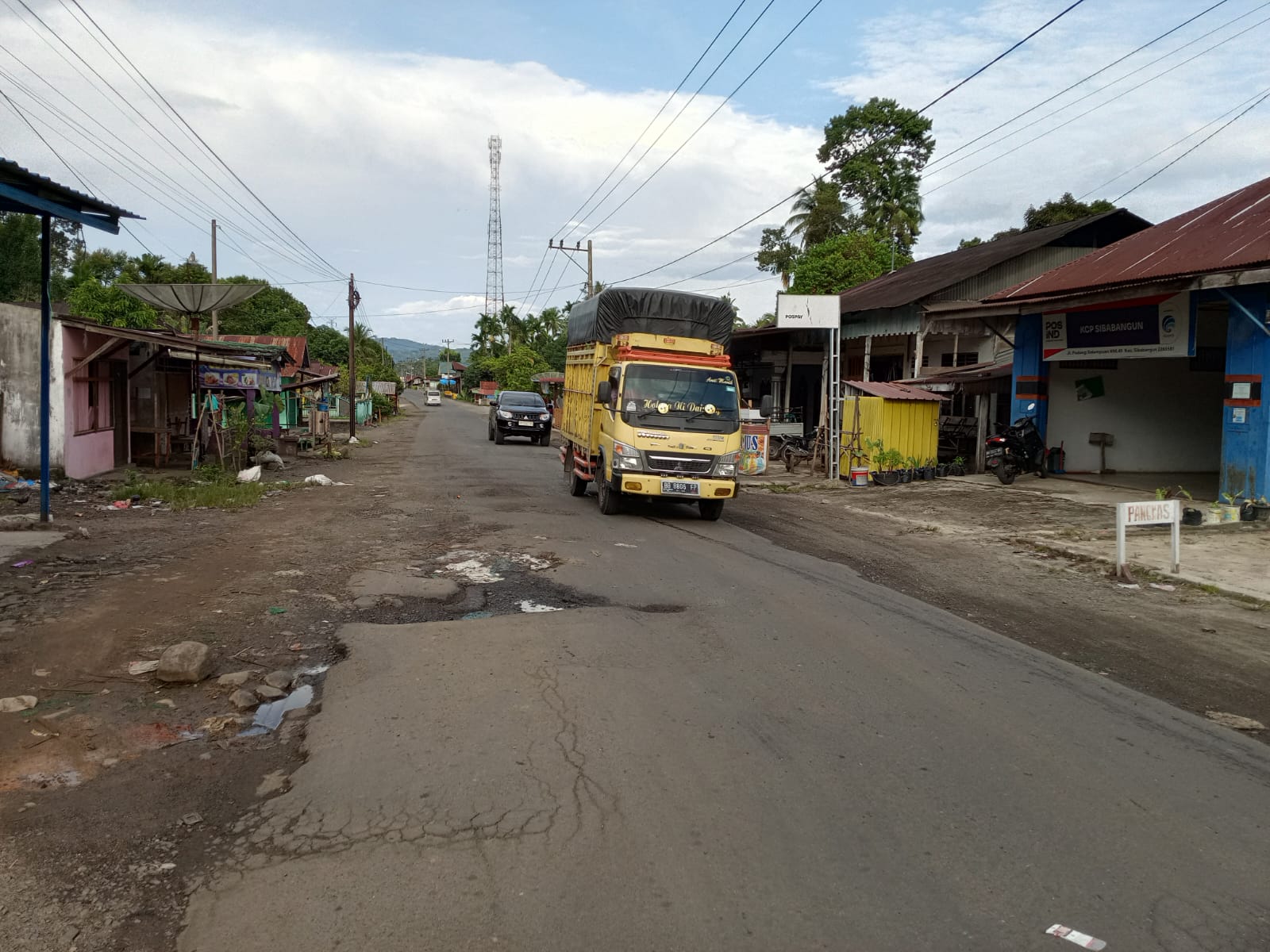 Kondisi jalan nasional batas Tapteng - Tapsel yang rusak dan sempit.
