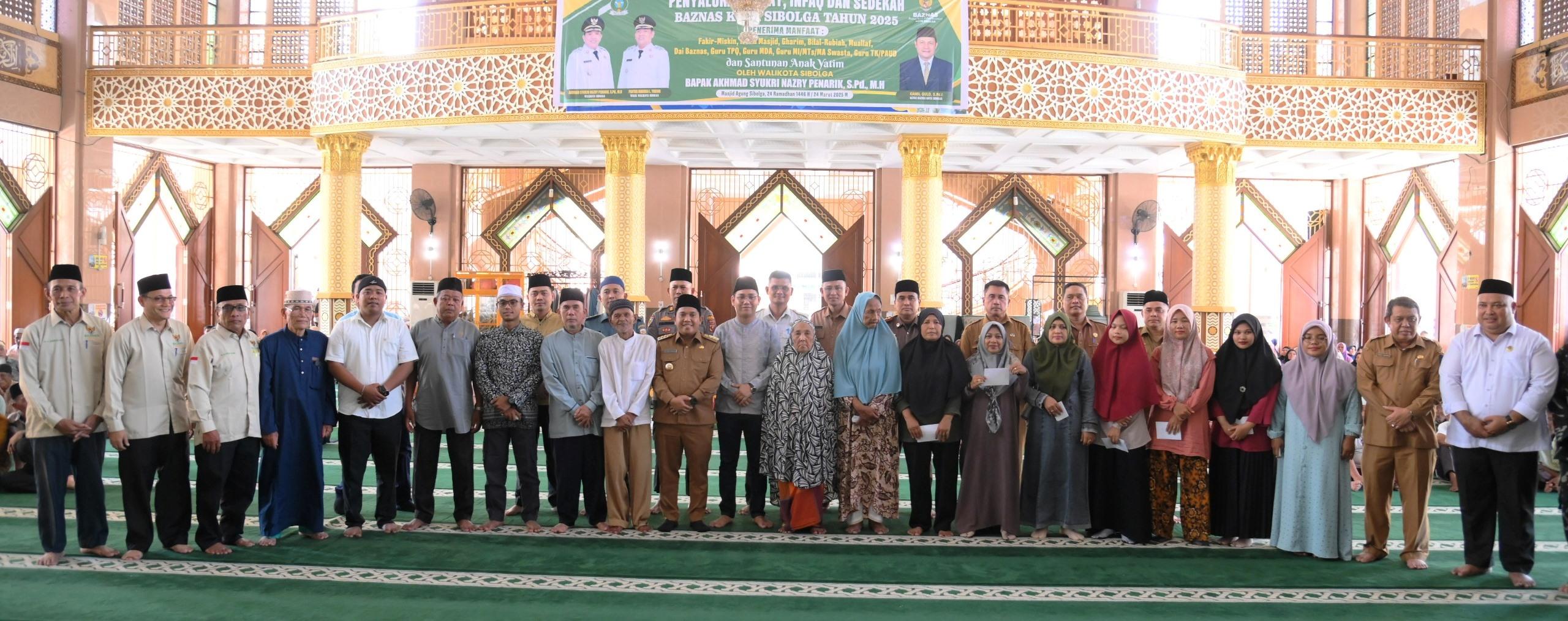 Wali Kota Sibolga Akhmad Syukri Nazry Penarik, Ketua DPRD Sibolga Ansyar Afandi Paranginangin foto bersama warga penerima usai penyaluran dana zakat, infak dan sedekah, Senin (24/3).