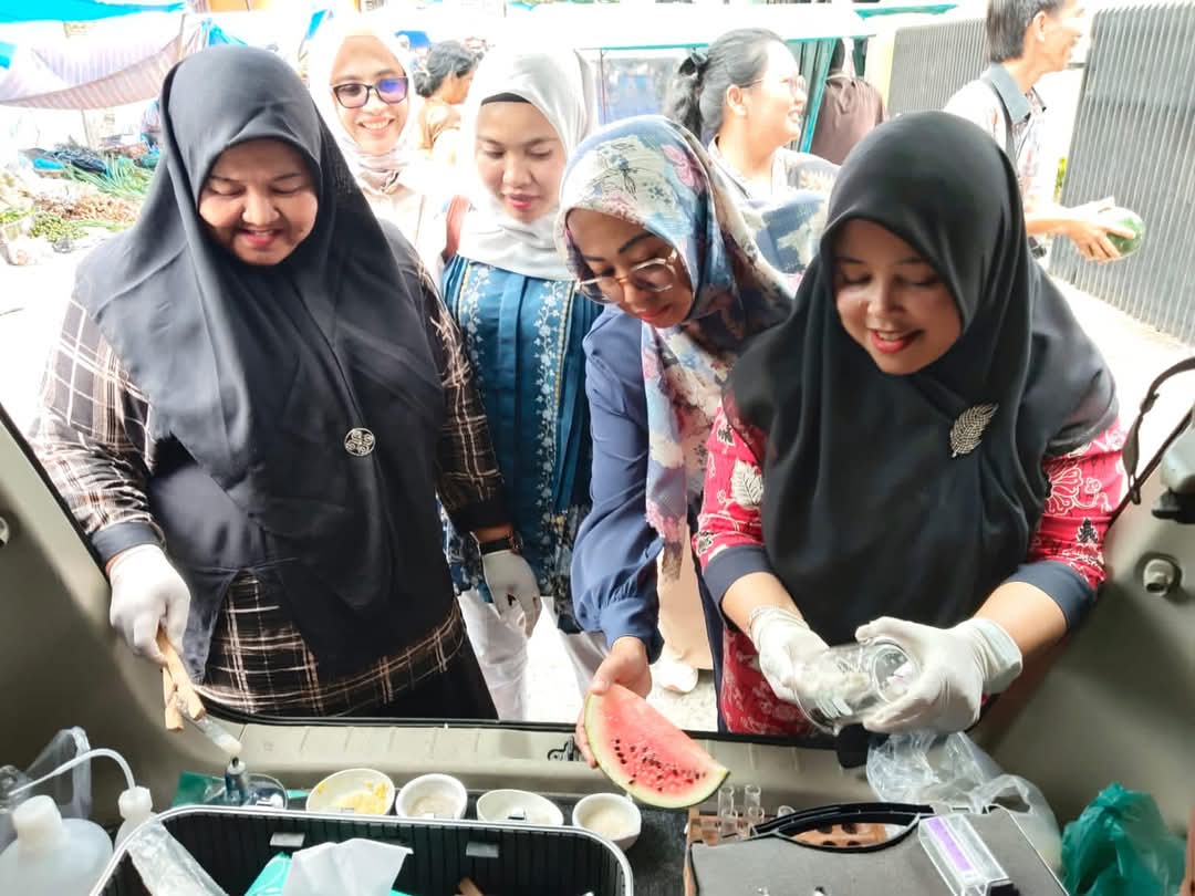 Plt. Kadis Kesehatan Sibolga Sri Wahyuni bersama petugas menguji keamanan dan mutu produk pangan di pasaran menjelang Idul Fitri.