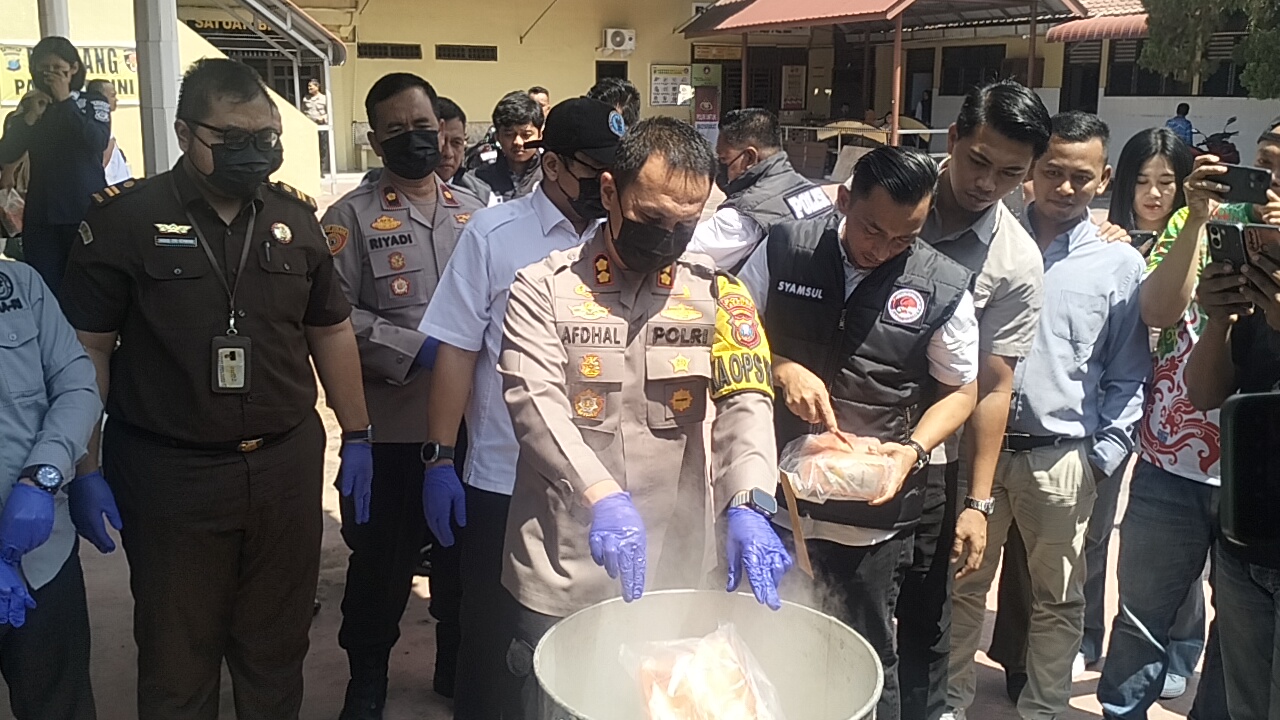Polres Asahan memusnahkan barang bukti sabu seberat 11.690,35 gram, di Mapolres Asahan, Rabu (26/3/2025).