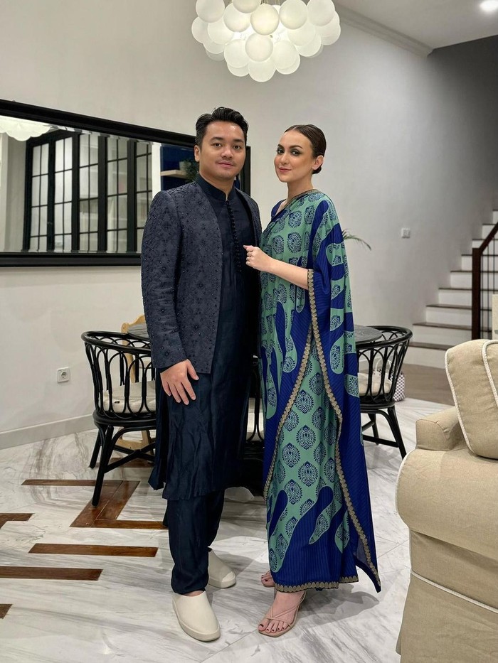 Rianti Cartwright bersama suami.