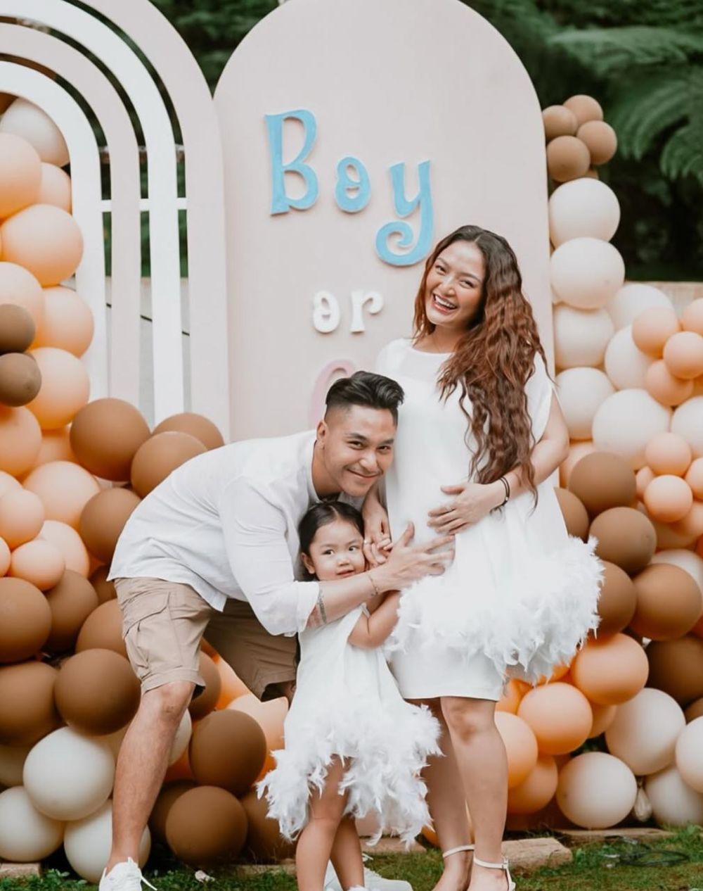 Siti Badriah bersama anak dan suami.
