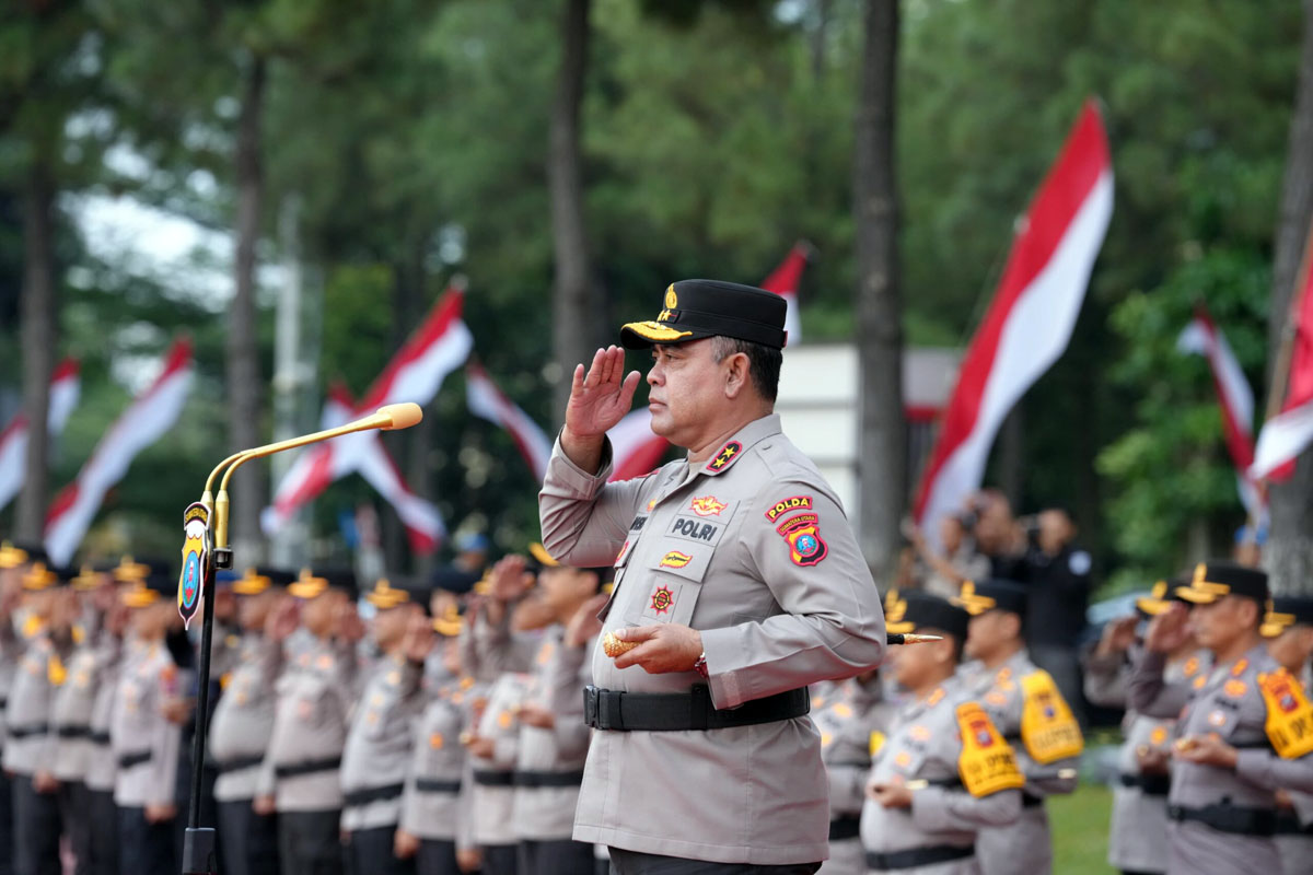 Upacara serah terima jabatan (sertijab) ydi Lapangan KS Tubun Mapolda Sumut, Senin (24/3).