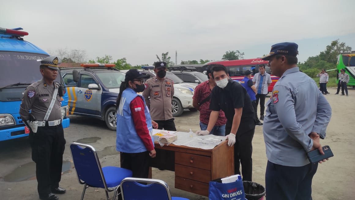 Para sopir angkutan umum jalani tes urine yang diselenggarakan Polres Tanjungbalai.