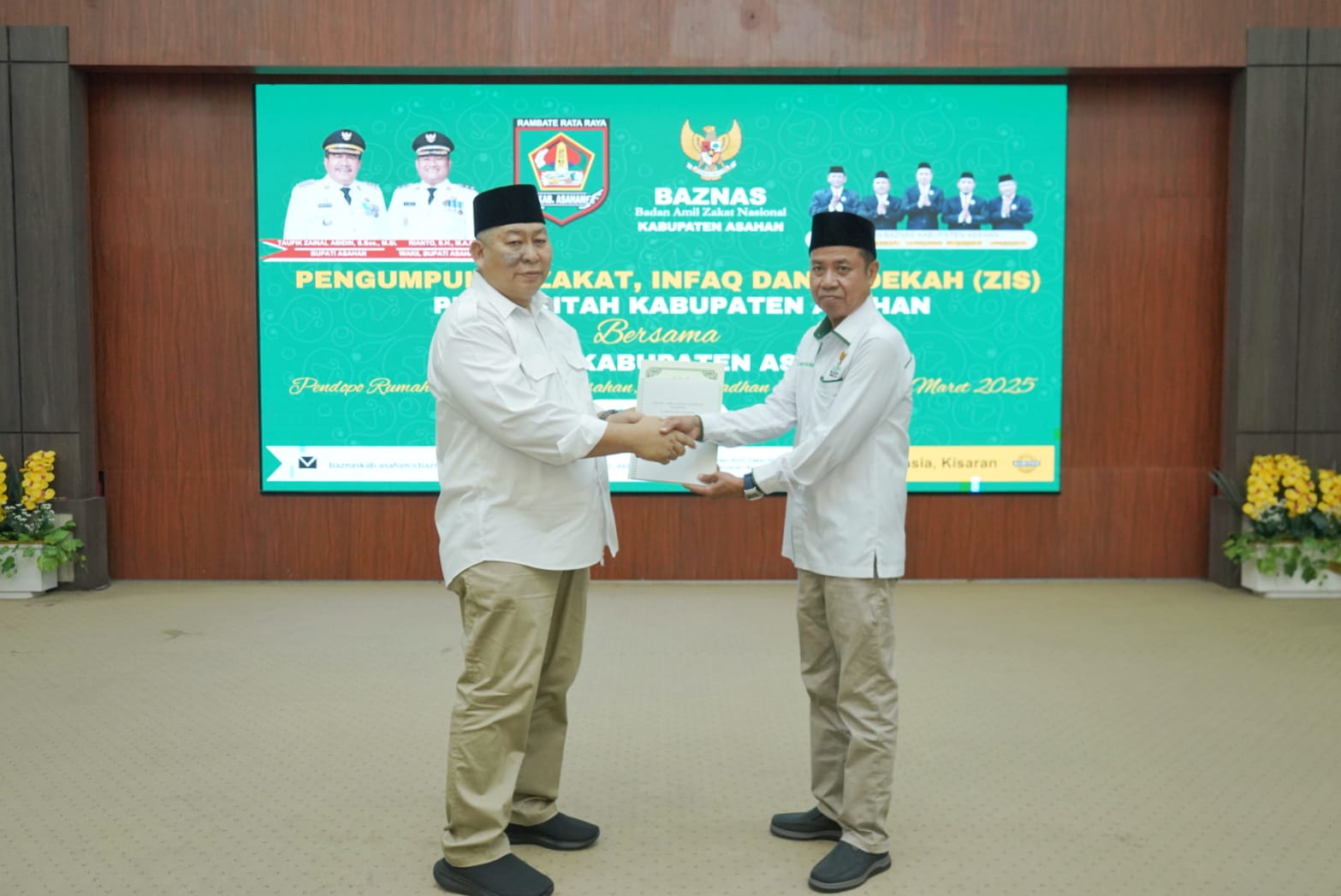Ketua Baznas Kabupaten Asahan, Ir. H. Ansari Margolang, menerima zakat, infak, dan sedekah, di Pendopo Rumah Dinas Bupati Asahan, Sumatera Utara, Rabu (26/3/2025).