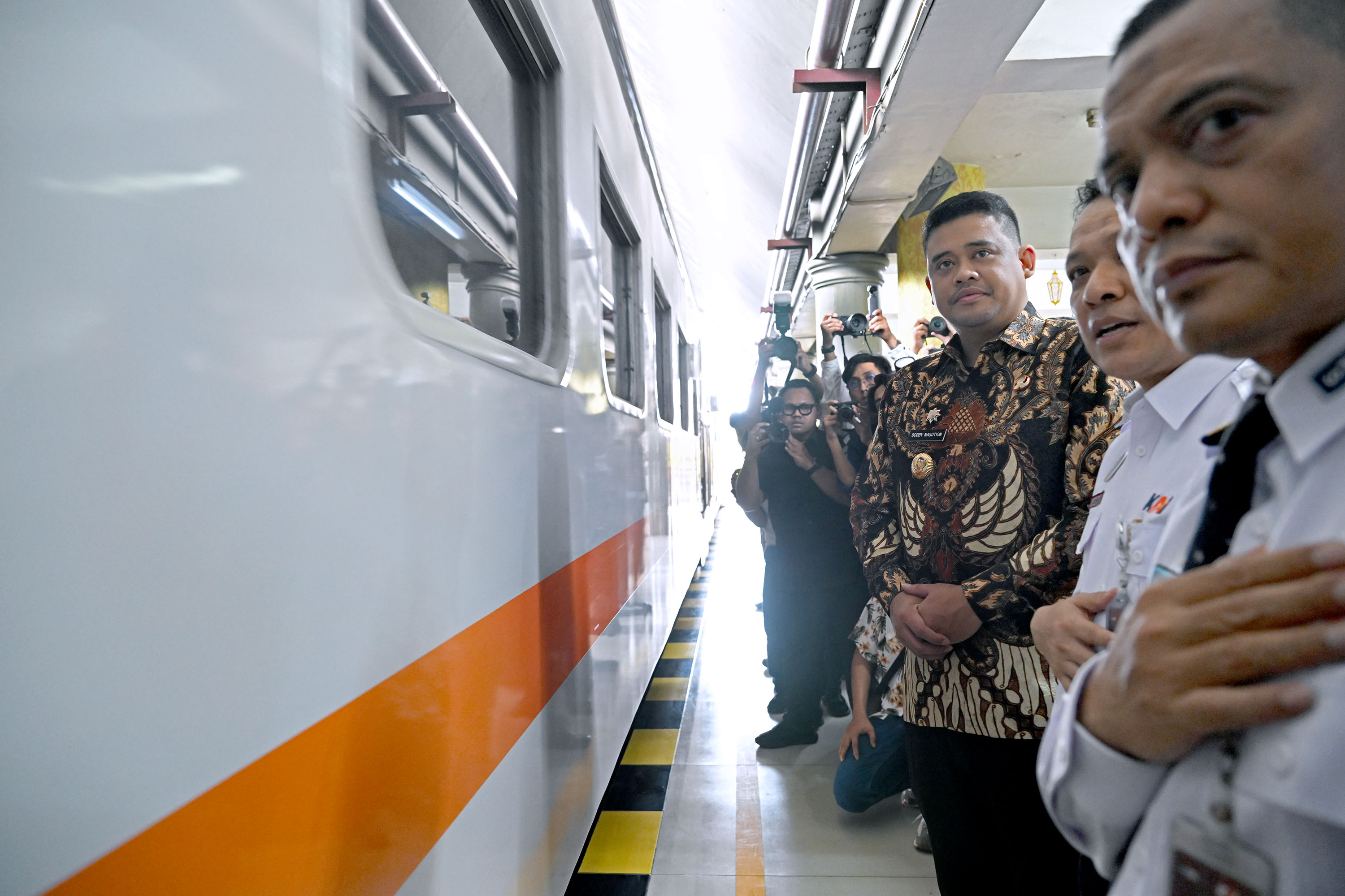 Gubernur Sumut Bobby Nasution melepas keberangkatan mudik lebaran gratis bersama Pemprov Sumut Tahun 2025 di Stasiun Kereta Api, Medan, Kamis (27/3/2025).