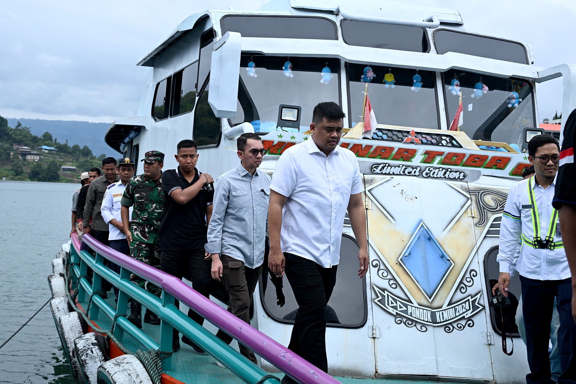 Gubernur Sumatera Utara (Sumut), Muhammad Bobby Afif Nasution didampingi Kadishub Agustinus Panjaitan, Kepala Badan Perizinan Faisal Nasution, serta Kadis PUPR, meninjau kapal di Danau Toba.