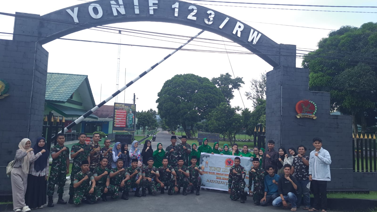 Personil TNI dan Persit Yonif 123/RW bersama mahasiswa dan ormas, usai pembagian takjil, Jumat (28/3/2025) di Markas Yonif 123/RW. (Samman/MetroDaily)