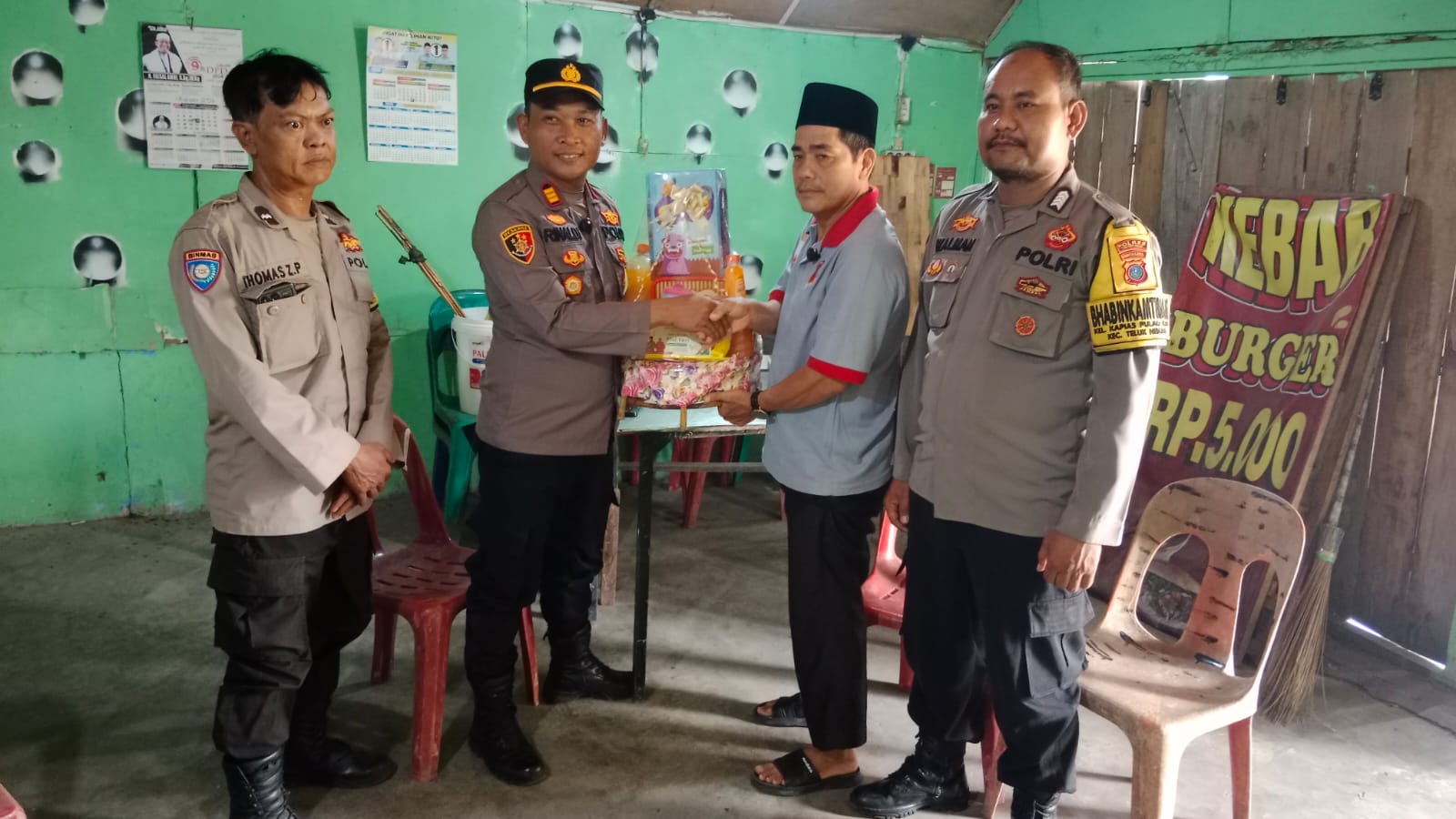 Penyerahan bingkisan Lebaran tahun 2025 dari Polsek Teluk Nibung.