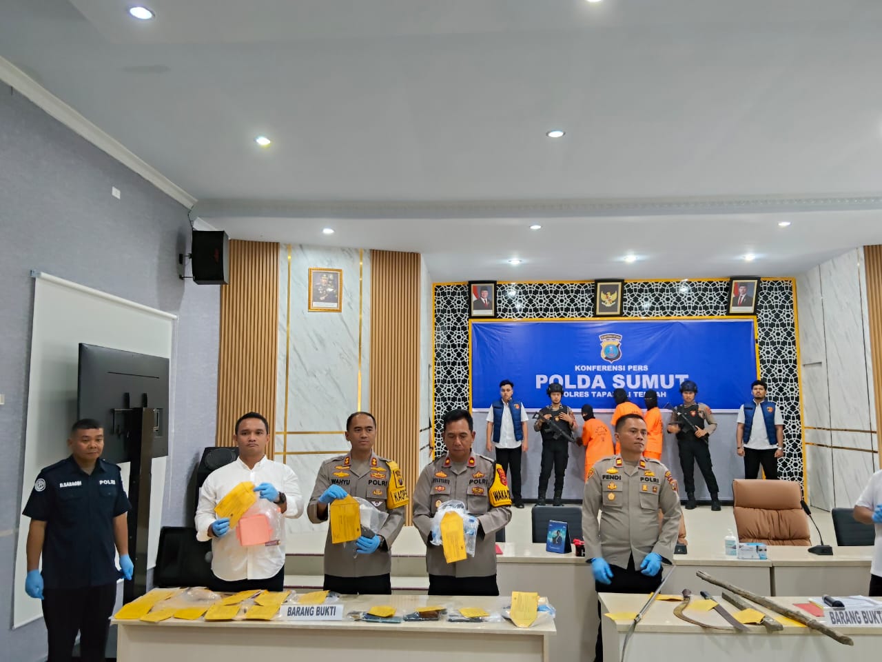Kapolres Tapteng, AKBP Wahyu Endrajaya saat memperlihatkan beberapa barang bukti yang berhasil diamankan pihaknya dalam berbagai kasus.