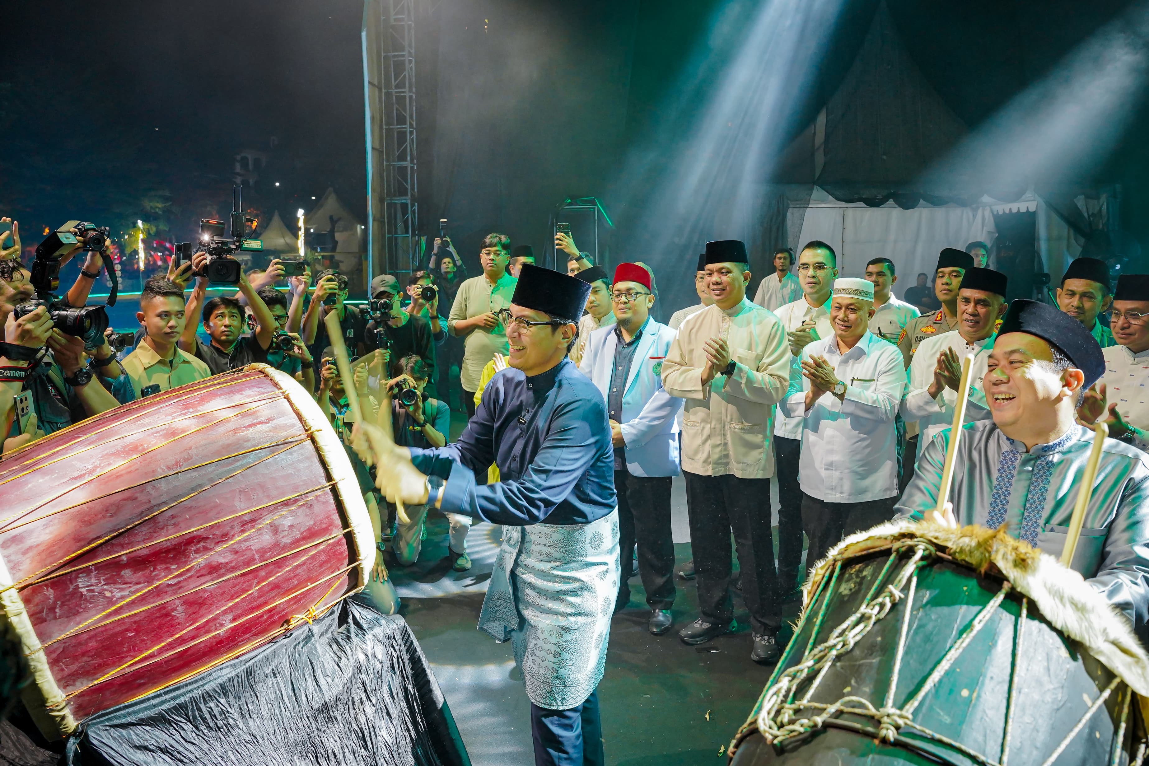 Wali Kota Medan, Rico Tri Putra Bayu Waas,  menutup gelaran Ramadan Fair XIX di Taman Sri Deli, Jalan Sisingamangaraja, Kamis (27/3/2025).