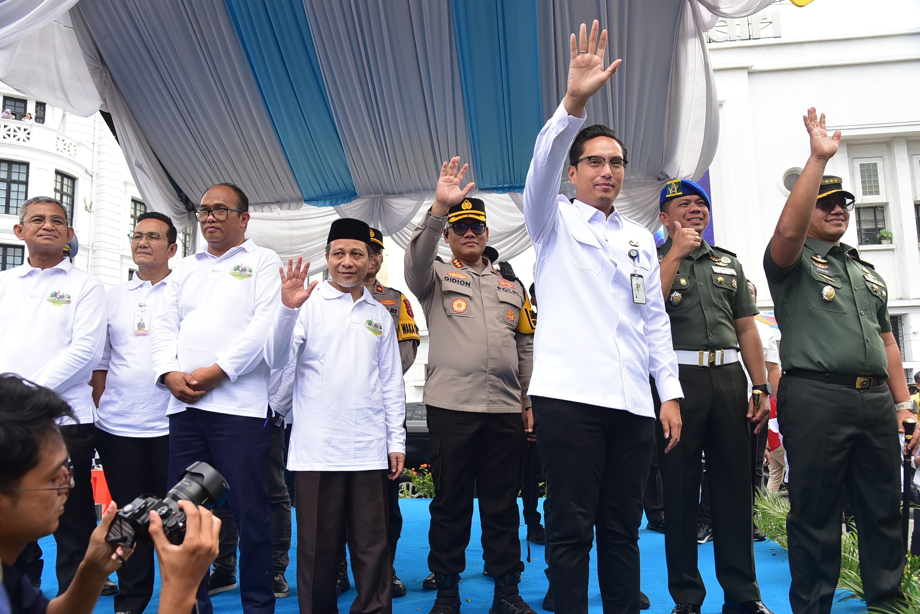 Wali Kota Medan, Rico Tri Putra Bayu Waas, didampingi jajaran Forkopimda Kota Medan, di antaranya Wakil Ketua DPRD Medan Rajudin, melepas pemudik gratis, Rabu (16/3).