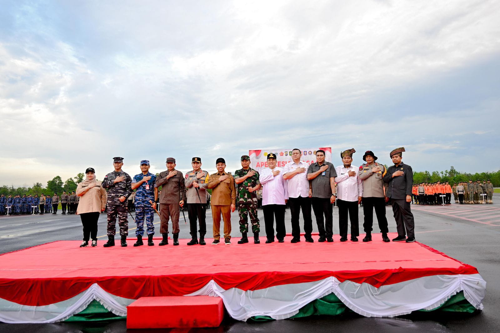 Bupati Bengkalis Kasmarni menghadiri Apel Siaga Karhutla 2025 di Lapangan Bandar Udara Pinang Kampai, Kota Dumai, Kamis (27/3).