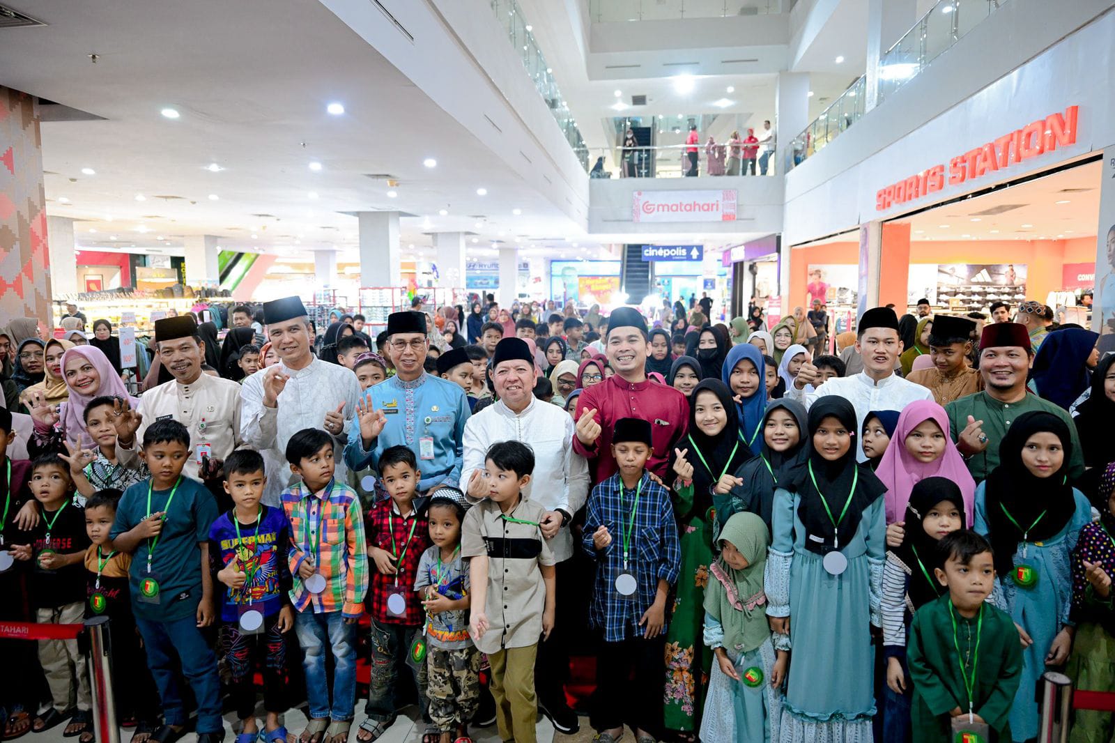 Pemprov Riau melalui CSR PT Riau Petroleum, mengajak 300 anak belanja baju lebaran di Mall Mandau City (Mancy), Kota Duri, pada Jumat, 28 Maret 2025.