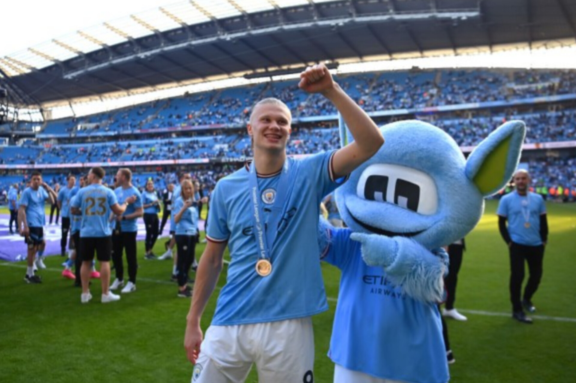 Erling Haaland bersama maskot.