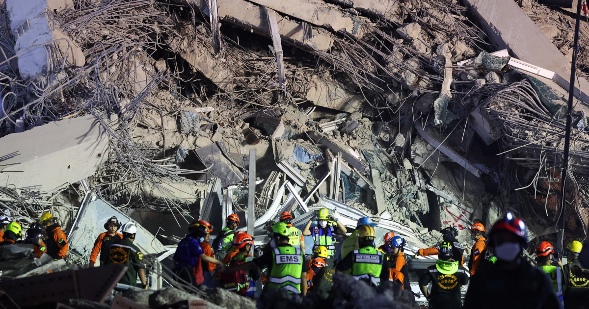 Gempa Myanmar memporak-porandakan Kota Mandalay. Ratusan gedung runtuh.