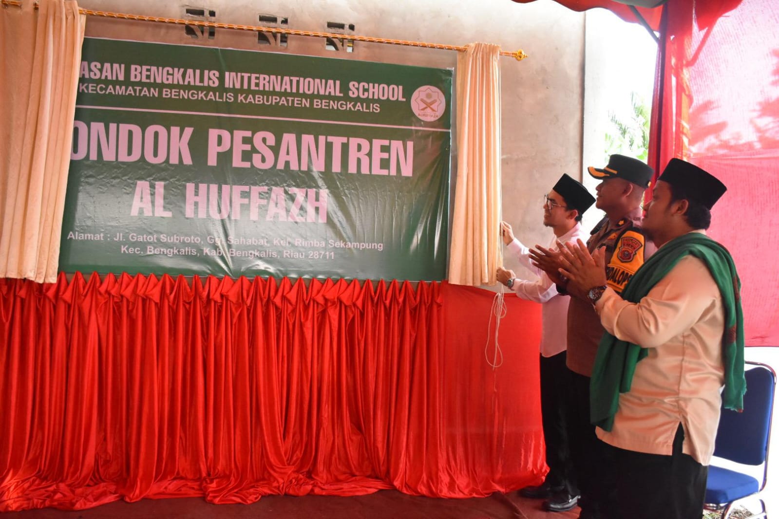 Plt Staf Ahli Bidang Ekonomi, Keuangan, dan Pembangunan Khairi Fahrizal mewakili Bupati Bengkalis, meresmikan pondok pesantren.