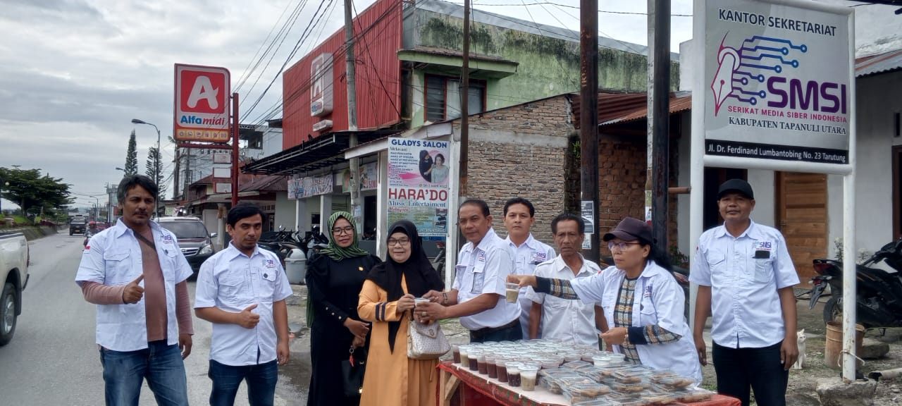 Serikat Media Siber Indonesia (SMSI) Kabupaten Tapanuli Utara menggelar aksi berbagi takjil kepada masyarakat menjelang Idul Fitri 1446 H.