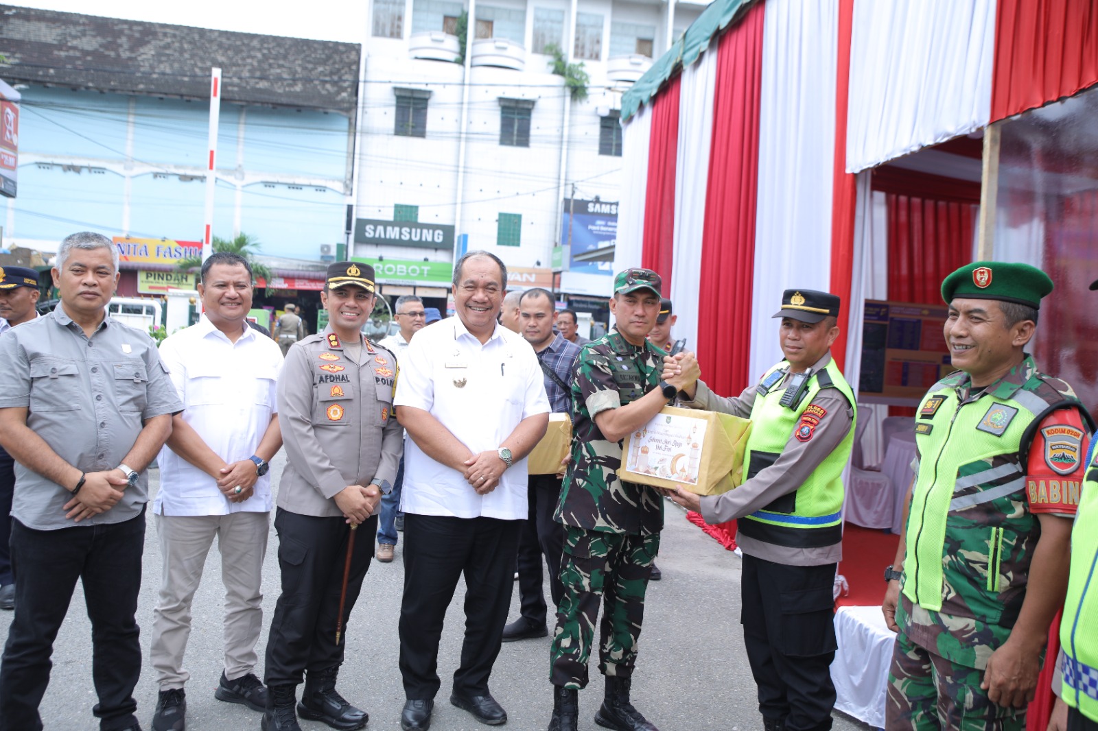 Bupati Asahan, Taufiq Zainal Abidin Siregar, bersama Wakil Bupati Rianto dan jajaran Forkopimda, meninjau Pos Pengamanan (Pos Pam) Lebaran 2025 di berbagai titik.