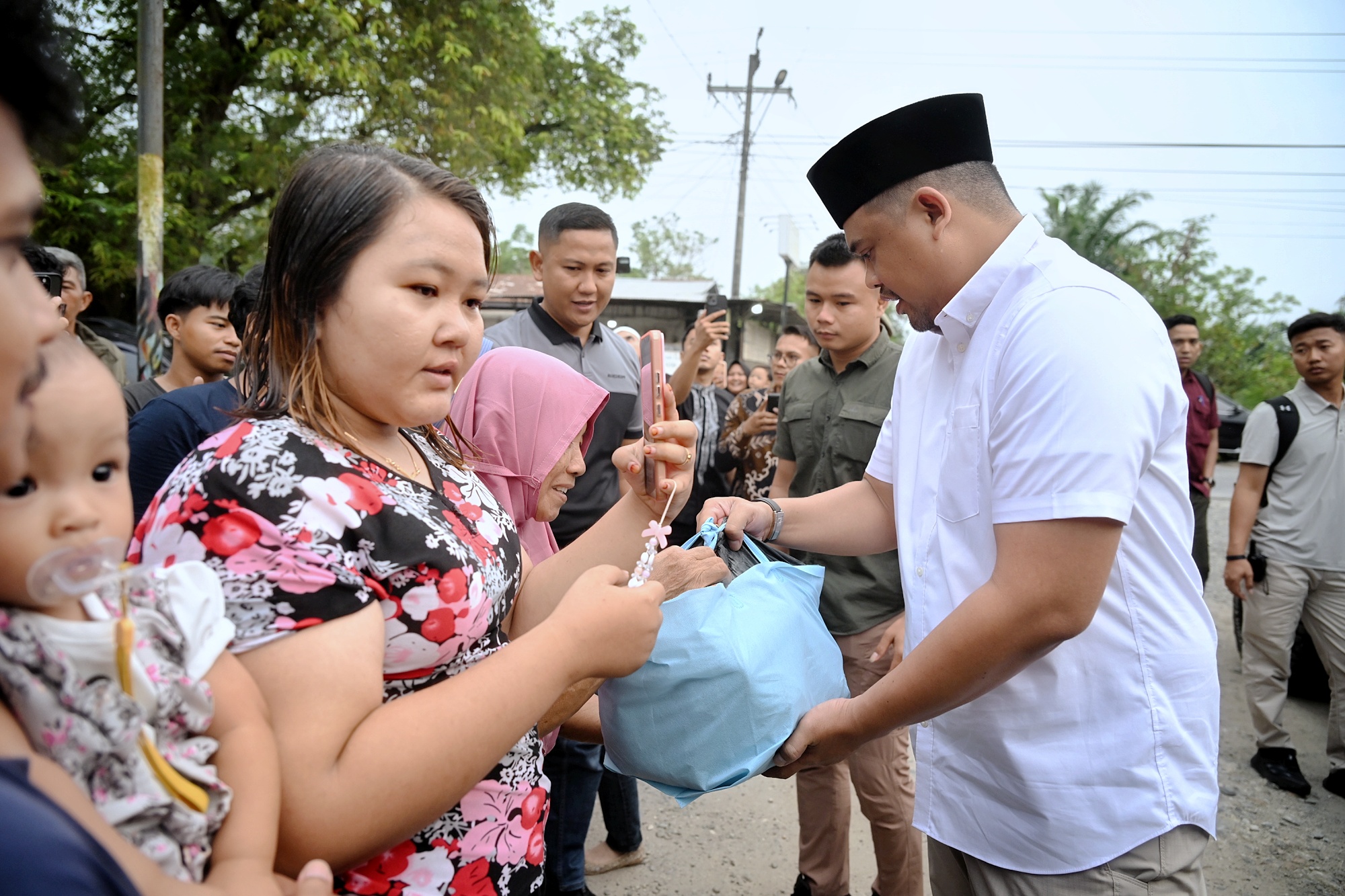 Gubernur Sumatera Utara, Muhammad Bobby Afif Nasution, menyerahkan zakat fitrah pribadinya beserta keluarga kepada pengurus BKM Masjid Al-Furqan di Desa Saentis, Kecamatan Percut Seituan, Deliserdang.