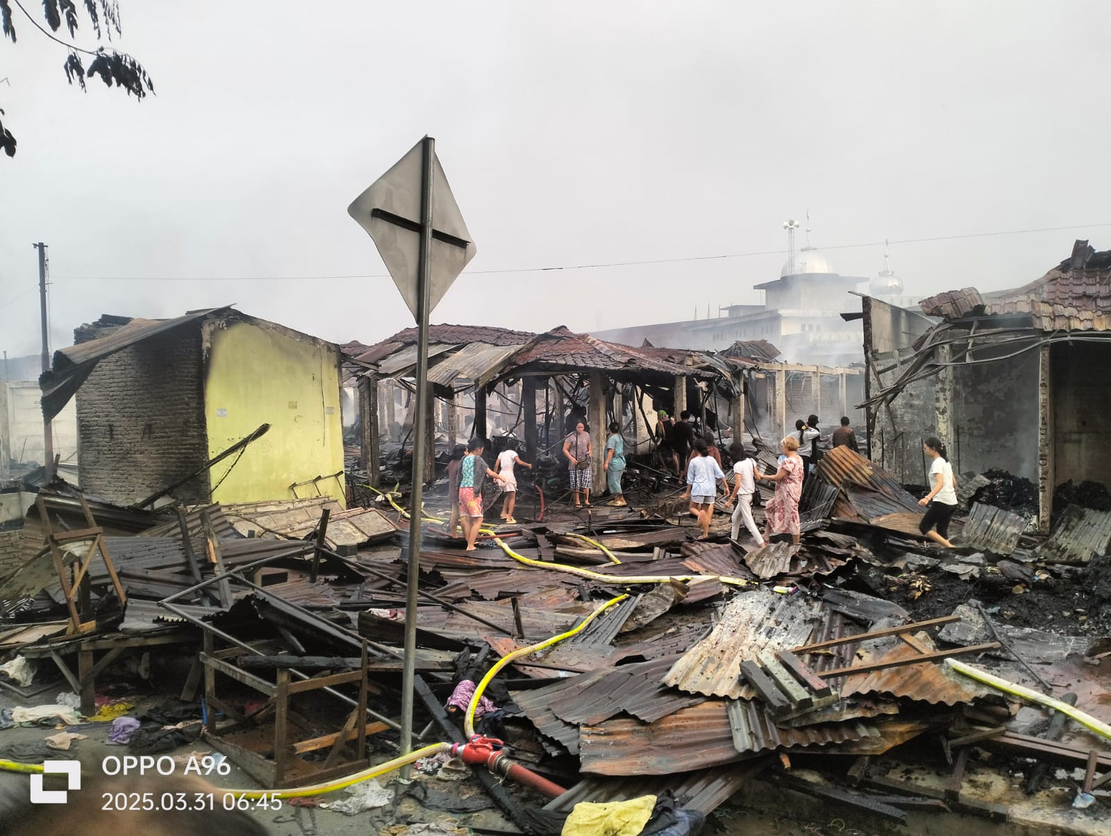 Pasar TPO (Monza) di Kota Tanjungbalai, Sumatera Utara, tinggal puing udai kebakaran hebat pada Senin (31/3/2025) dini hari sekitar pukul 03.30 WIB.