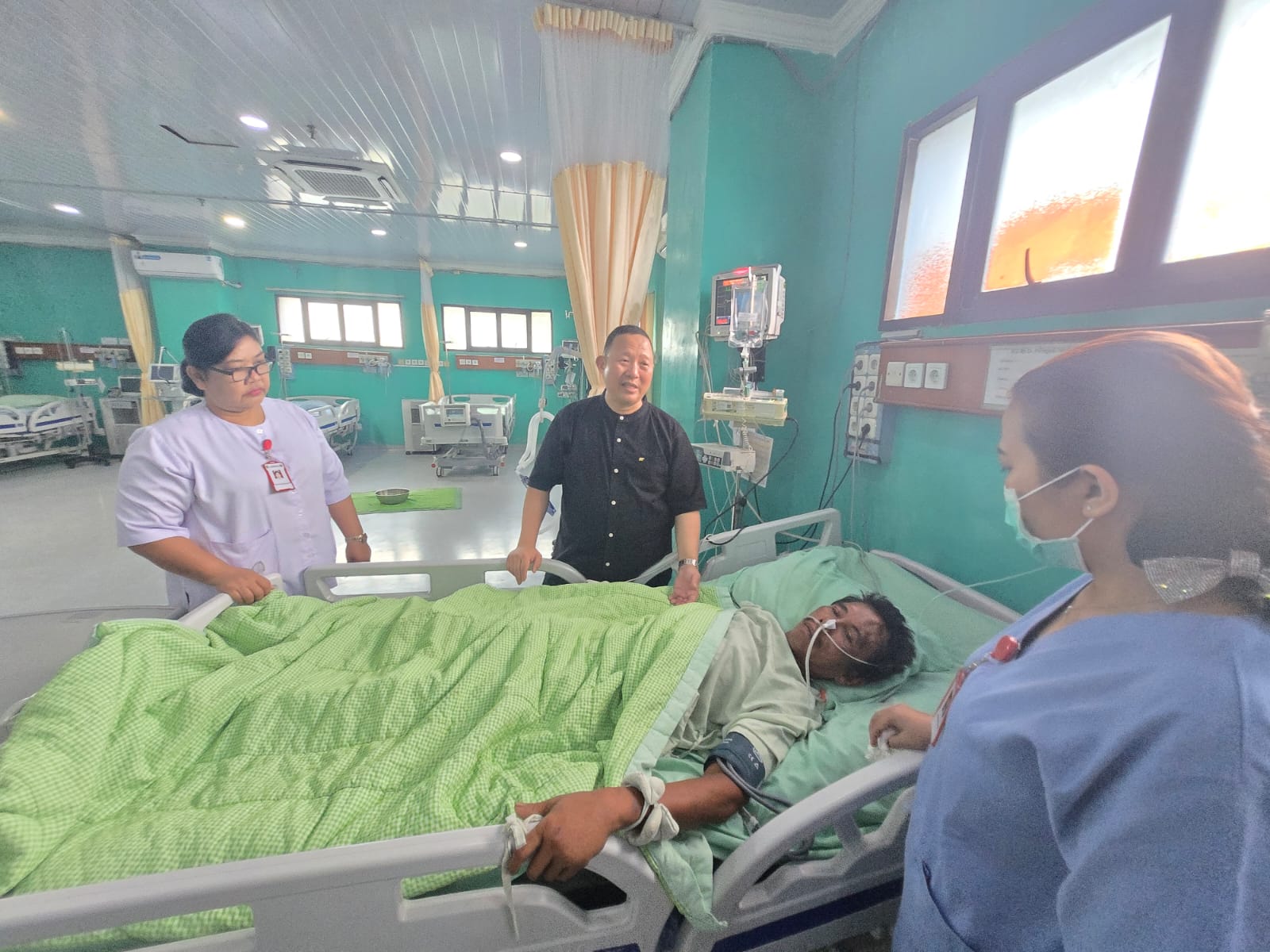 Dirut RSUD dr Pirngadi Medan, Suhartono didampingi dokter dan perawat menjenguk pasien tanpa identitas di rumah sakit tersebut. Pasien itu dalam kondisi stabil dan masih mendapatkan perawatan intensif