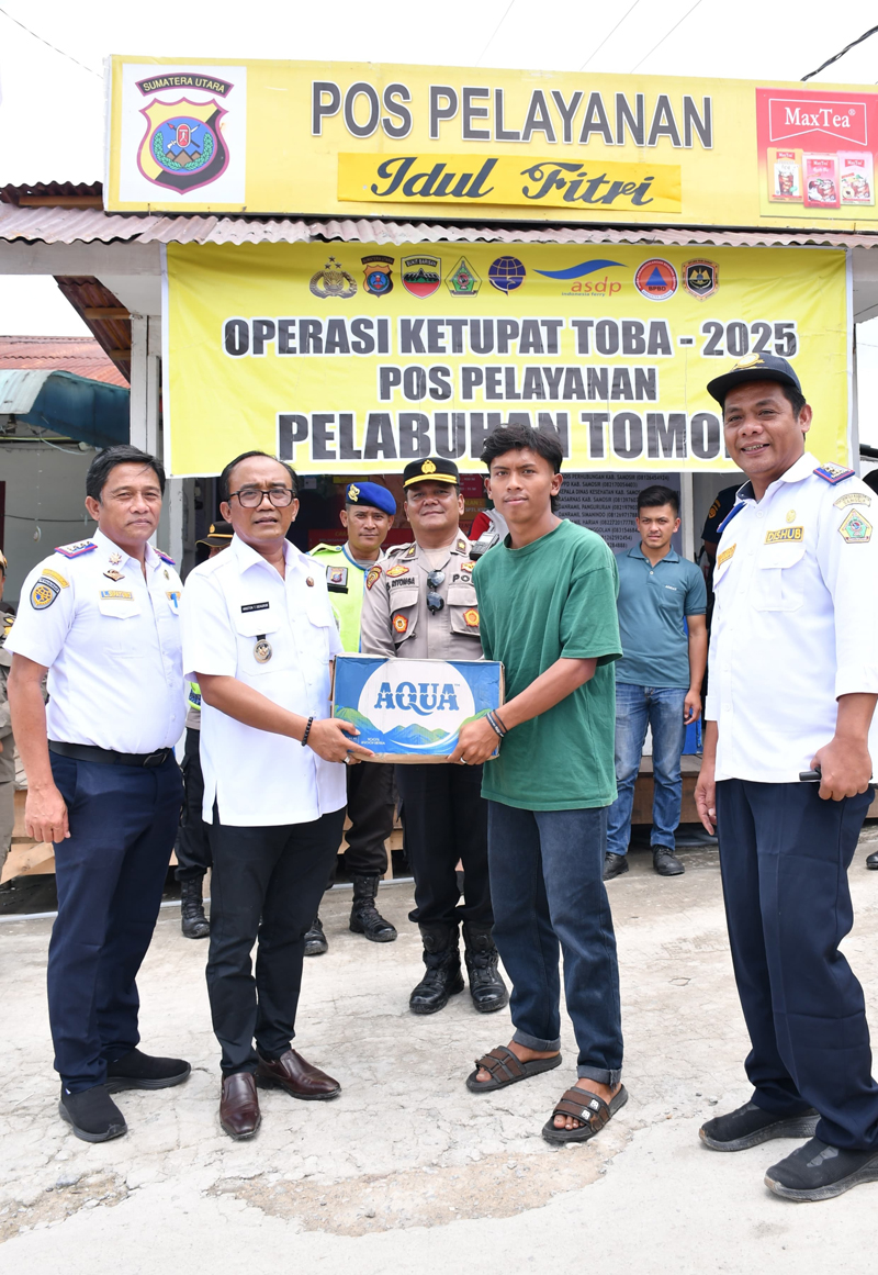 Wakil Bupati Samosir Ariston Tua Sidauruk monitoring pos pelayanan libur Idul Fitri 2025 dan memberikan&nbsp; bingkisan sebagai bentuk motivasi kepada setiap petugas pos.