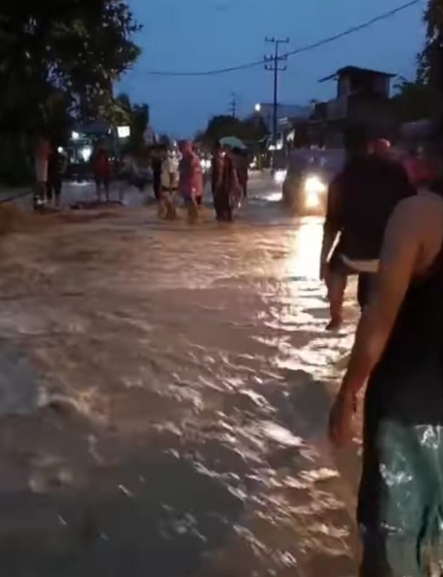 Kota Padangsidimpuan diguyur hujan lebat, mengakibatkan sejumlah titik dilanda banjir dengan ketinggian air bervariasi 20-40 cm, Minggu (6/4/2025).